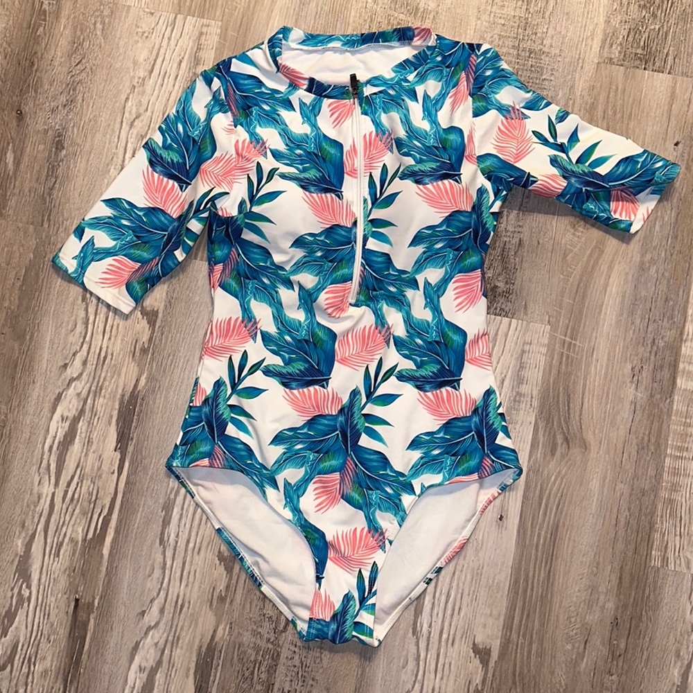 NW, Womens M Short Sleeve Swimsuit